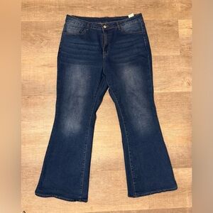 Dark Wash Flared Jeans – Stretch Denim – Classic 5-Pocket Style